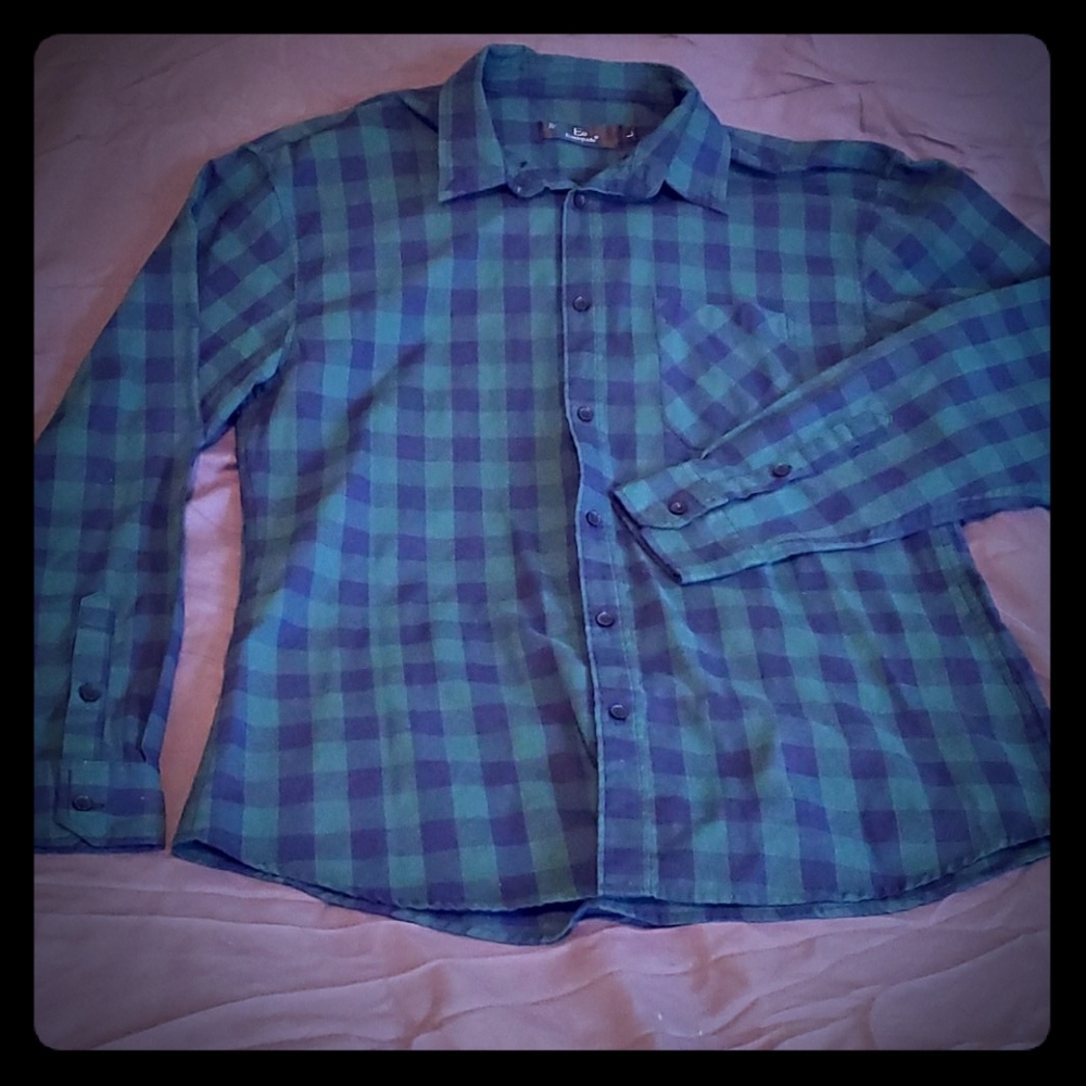 Emiqude Men's long sleeve plaid shirt. Slim fit